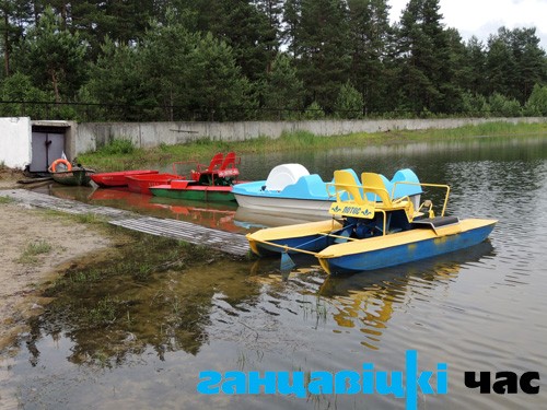 На пляже «Южный» можно искупаться и покататься на лодках и катамаранах
