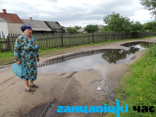 Соф’я Дзічка: «Вось яшчэ адзін парыў водаправода. Гэтая вада сцякае ў канаву і далей – у наш агарод»