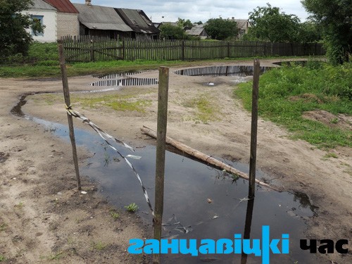 Камунальнікі загарадзілі месца парыву водаправода, але рамантаваць чамусьці не спяшаюцца...