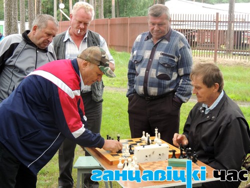 Любители шахмат наблюдают за блиц-игрой Николая Рылко (слева) и Александра Телушко