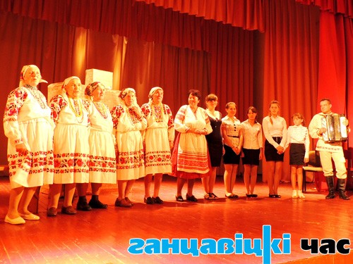 На сцэне – гурт «Завіца», юныя самадзейныя артысты і работнікі Раздзялавіцкага СДК