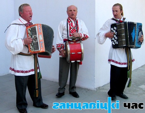 Усё жыццё Іван Муха (у цэнтры) сябруе з песняй. Сёлета трыа з Кукава прымала ўдзел у абласным свяце «Пад дахам дома твайго»