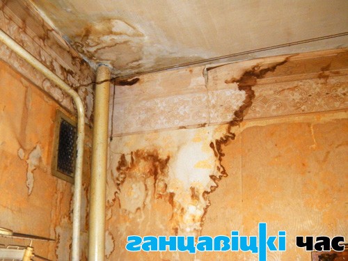 Угол кухни в квартире 39 залит водой с кровли. По словам специалиста ЖКХ Анны Ногай, все повреждения зафиксированы