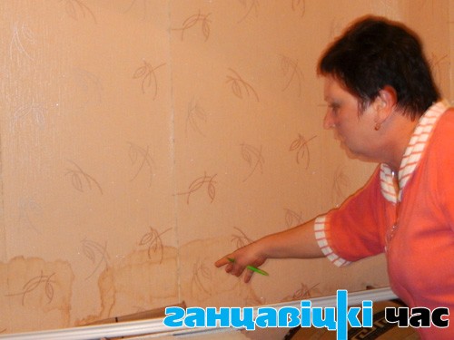 Повреждения в квартире 30 на 2 этаже показывает ее хозяйка Светлана Владимировна Легкая