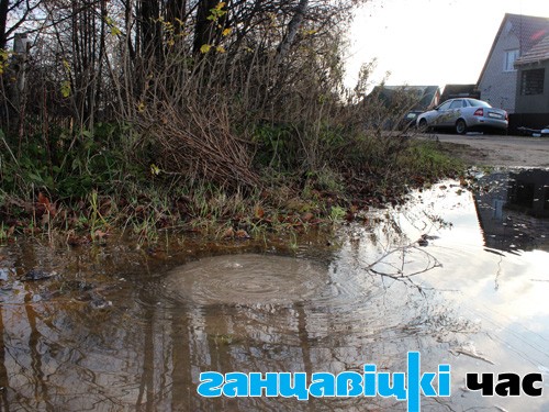 Канава на вуліцы Зялёнай да гэтага часу шчодра напаўняецца вадаправоднай вадой