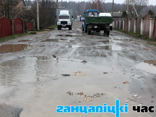 Дарога на вуліцы Рэвалюцыйнай разбіта так, што хутка толькі цягачы і танкі змогуць па ёй праехаць