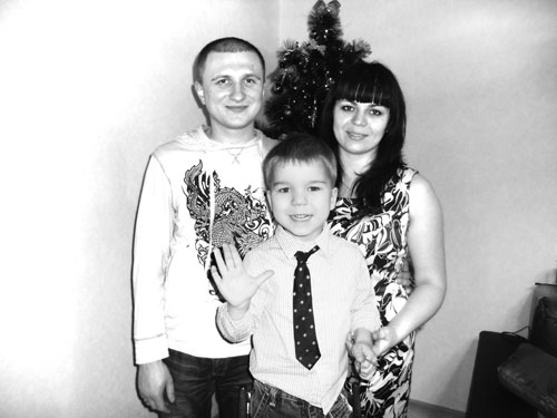Андрей и Виктория Блеян с сынишкой Кириллом надеются на вашу помощь