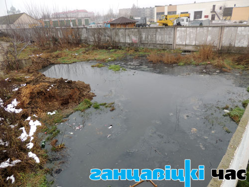 За тэрыторыяй ЖКГ камунгасаўцы выкапалі яму, каб каналізацыйная адходы сцякалі ў яе, а не за межы тэрыторыі прадпрыемства