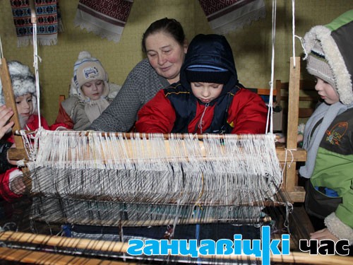 Разам з народным майстрам Беларусі Нінай Казак дзеці ўпершыню паспрабавалі ткаць