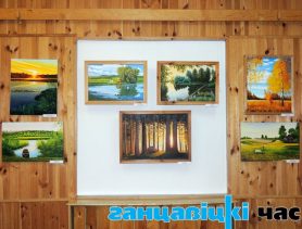 Художник пишет картины без помощи рук