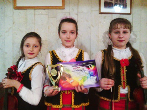 Ангеліна Малышка, Дар’я Рылка і Анастасія Піваварчук (злева направа) прывезлі з творчага конкурсу дыплом 3 ступені