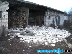 В Денисковичах в центре деревни обвалился сарай