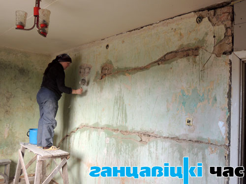 Специалист ЖКХ Анна Ногай сказала, что стена не аварийная, поэтому достаточно заделать трещину раствором