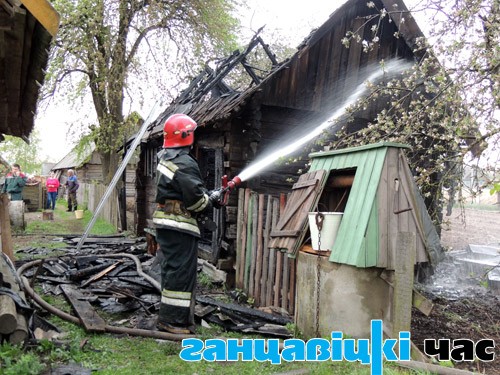 В летней кухне по ул. Пинской в д. Ганцевичи никто не проживает, там нет ни печи, ни других отопительных приборов. Почему произошло возгорание – неизвестно