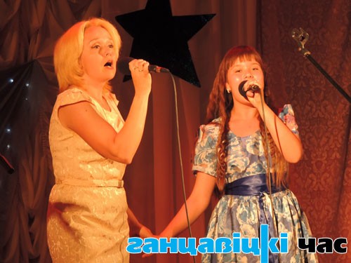 Святлана і Улана Муха (СШ № 3) выконваюць песню «Мама і дачка»