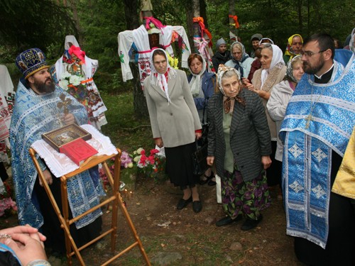 До войны на этом месте был храм Успения Божьей Матери, который был сожжен партизанами в 1943 г.