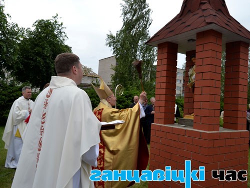 Ксёндз-біскуп К. Велікаселец праводзіць асвячэнне каплічкі Святога Іосіфа