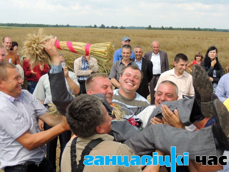 Механізатары СВК «Будча» падкідаюць на «ўра» свайго старшыню