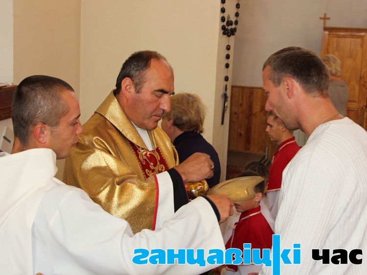 Вернікі прымаюць Святое Прычасце з рук ксяндза біскупа Антонія Дзям’янкі