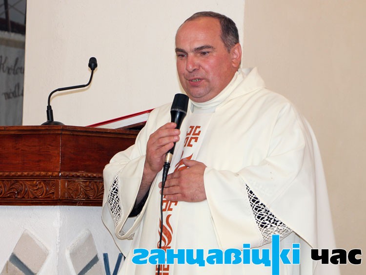 Ксёндз дэкан Андрэй Шода прымае прысягу на служэнне ў Ганцавіцкай парафіі