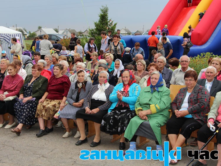 Каб рассадзіць усіх гасцей на свяце, старшыня сельсавета нават вынес усе стулы са свайго кабінета