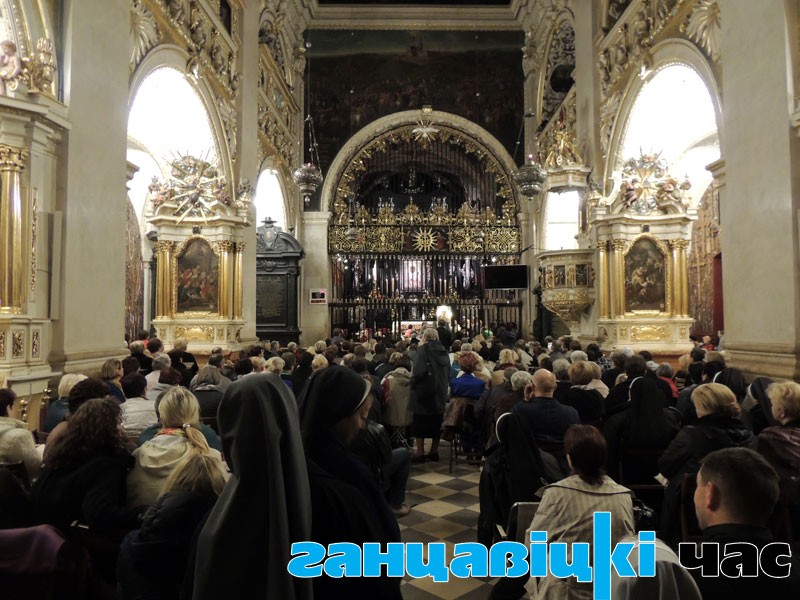Усяночная перад іконай Маці Божай Чанстахоўскай праходзіла ў бесперапынных малітвах і песнапеннях