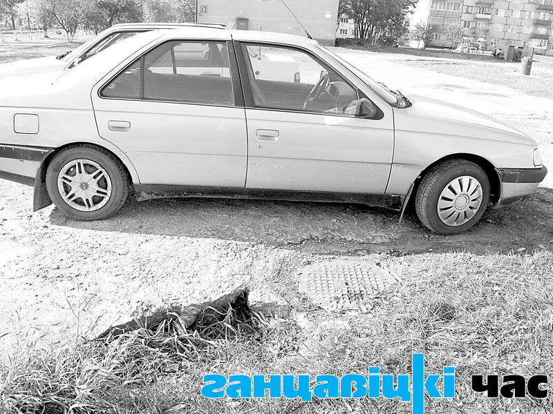 При въезде на стоянку по улице Строителей уже не один автомобиль попал в коварную яму