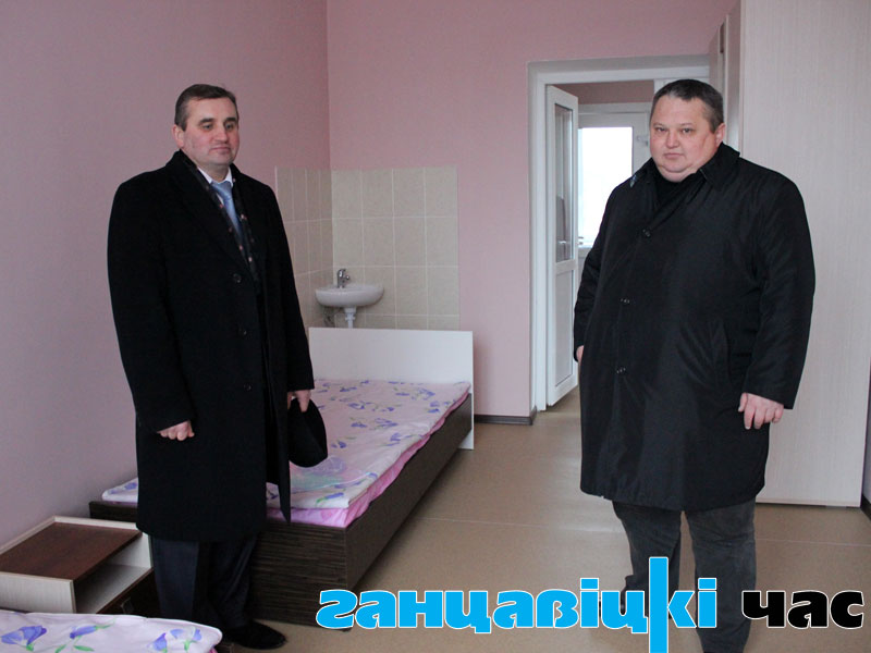 Председатель Ганцевичского райисполкома Александр Солоневич и главврач Ганцевичской ЦРБ Вадим Сошко осматривают палаты в новом здании больницы сестринского ухода