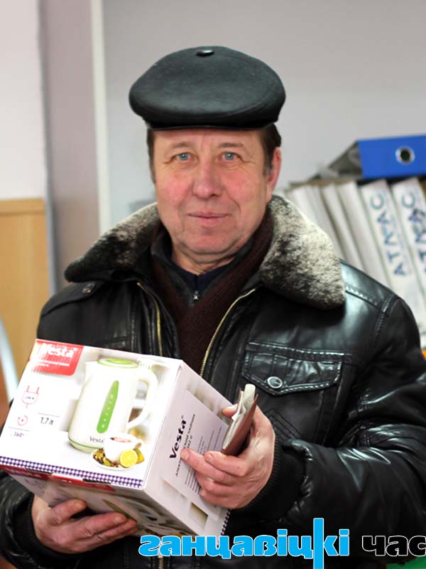 Электрочайник для своей мамы Анны Фёдоровны Алексейчик получил в редакции «ГЧ» сын Александр.