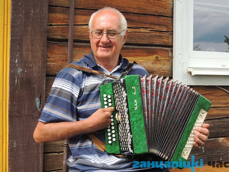 Михаил Кондратович из Любашево с одним пальцем на руке виртуозно играет на гармони (видео)
