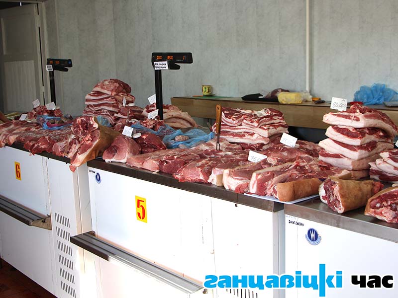 По словам работников лаборатории, расположенной на рынке в Ганцевичах, в реализацию  попадает только привозное мясо.  Оно проверено, на него  имеется вся соответствующая документация. 