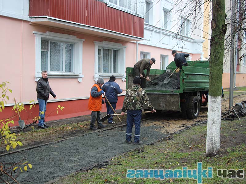 по улице Гагарина в г. Ганцевичи сорвали асфальт на пешеходной дорожке и укладывают новый