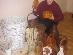 Огаревичская мастерица плетет шкатулки, вазы и другие нужные  в хозяйстве вещи из газет