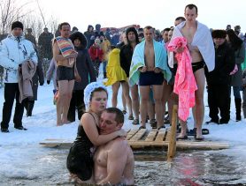 В  ледяную  прорубь –   с верой  и за   здоровьем
