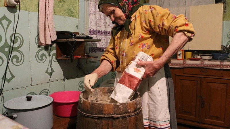 гаспадыня замешвае цеста