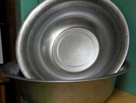 Охотник за цветным металлом похитил алюминиевые тазы