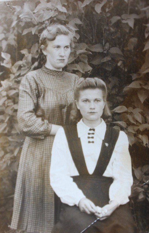 Гады маладосці. Таццяна Іванаўна на фотаздымку злева