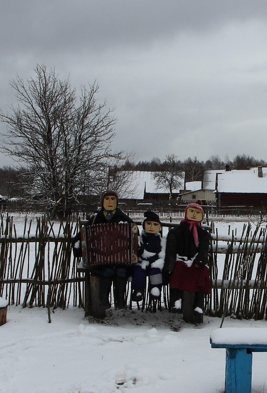 тэрыторыю Боркаўскага клуба упрыгожваюць лялькі створаныя рукамі Ганны Фёдараўны Шушко