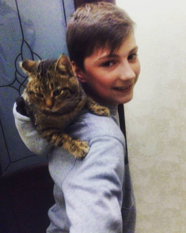Кот Макс со своим хозяином Сергеем