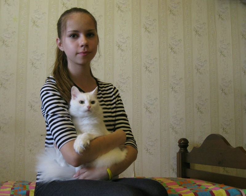 кошка Снежка со своей хозяйкой
