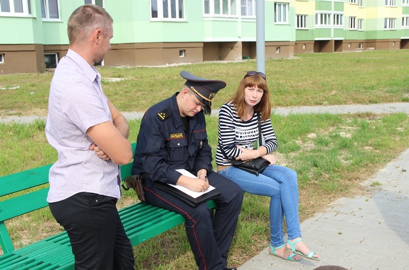 Сотрудиник РОВД принимает заявления о  потерпевших