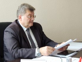 Депутат решал некоторые проблемы прямо во время приема