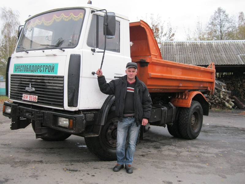 Один из лучших водителей ДРСУ-100 Владимир Муха. 