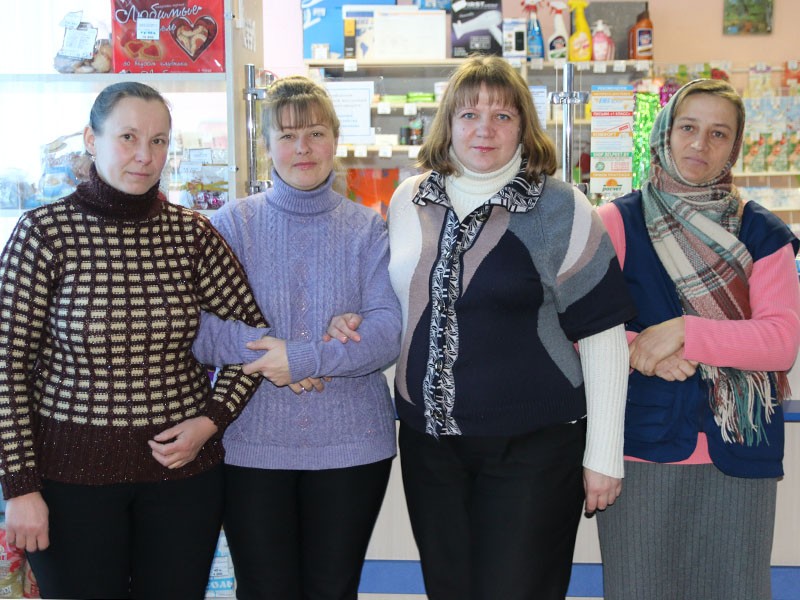 Коллектив работников отделения почты д.Денисковичи: (слева направо) Галина Новик, Галина Занько, начальник почты Наталья Карпеня, Светлана Соколова