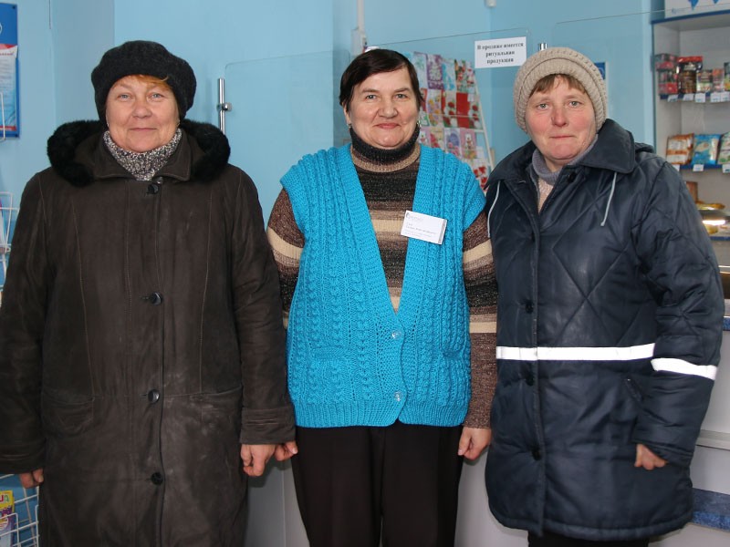 Коллектив работников отделения почты д. большие Круговичи: (слева направо) Елена Лыгановская, начальник почты Галина Гиль и Наталья Новик