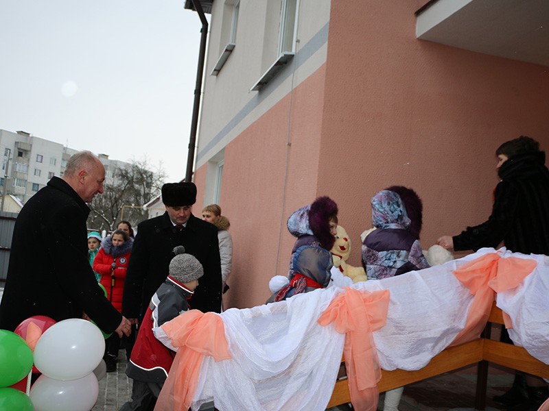 Первыми в дом входят дети