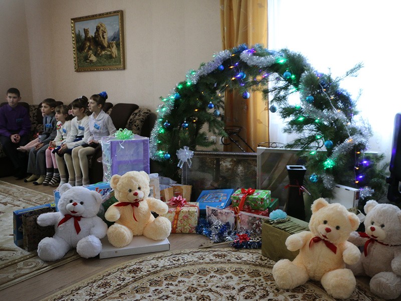 Подарки в гостиной