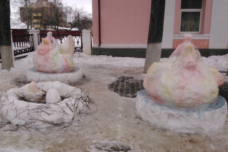 Курочки из снега расположены у музыкальной школы