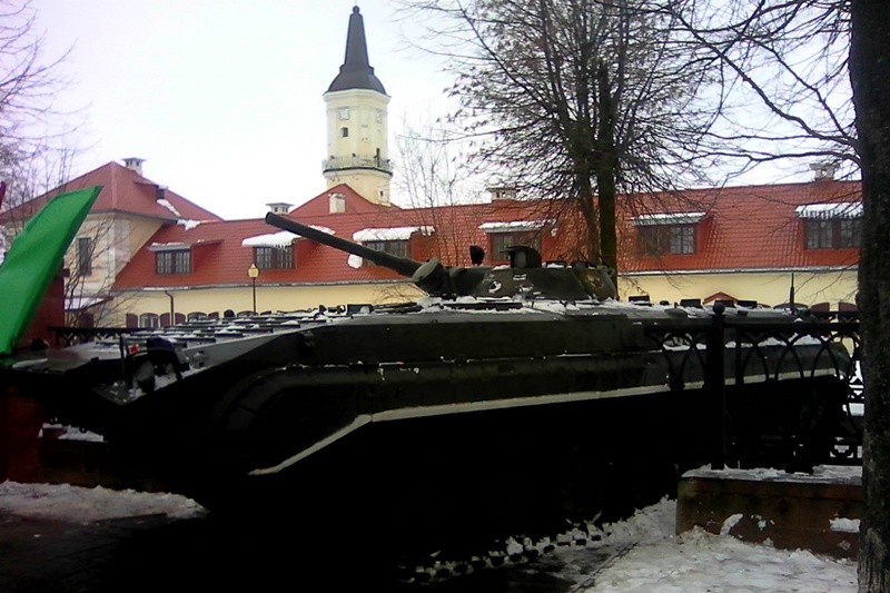 На Аллее славы много военной техники