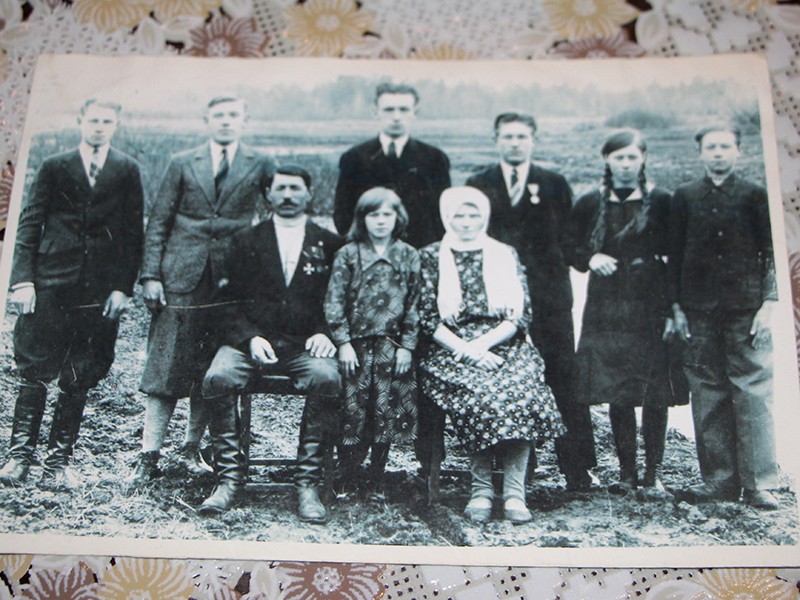 На фото: родители, братья и сестры художника Николая Козака